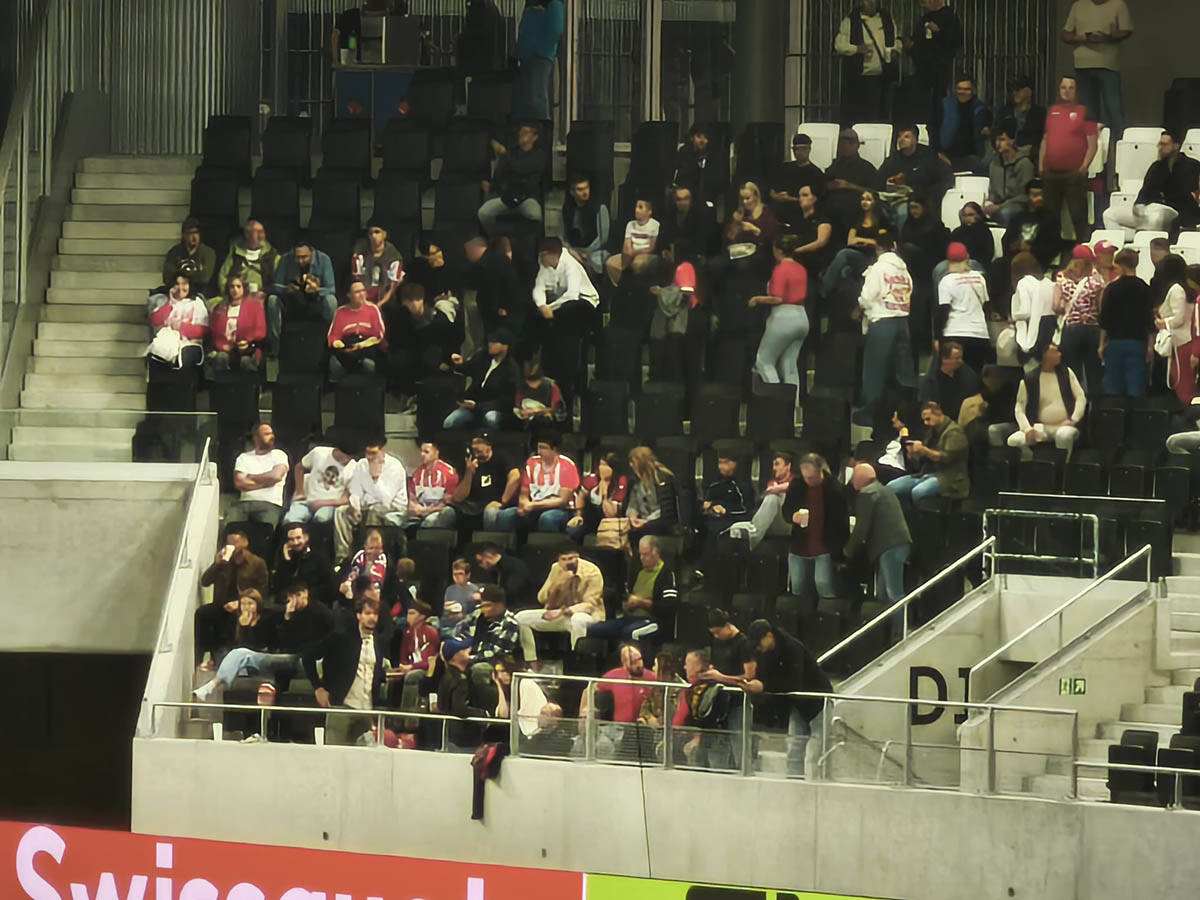 Navijači Crvene zvezde u Luganu (1).jpg