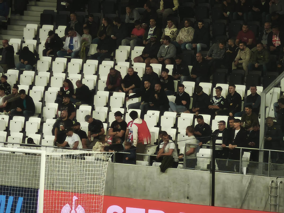 Navijači Crvene zvezde u Luganu (1).jpg