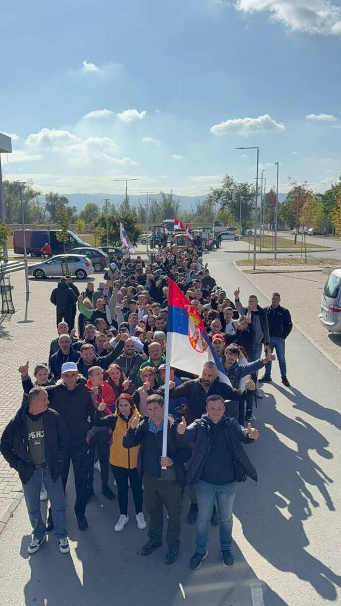 Mladi iz Bačke Palanke krenuli peške na skup Ujedinjena Srbija u Novi Sad (2).jpg