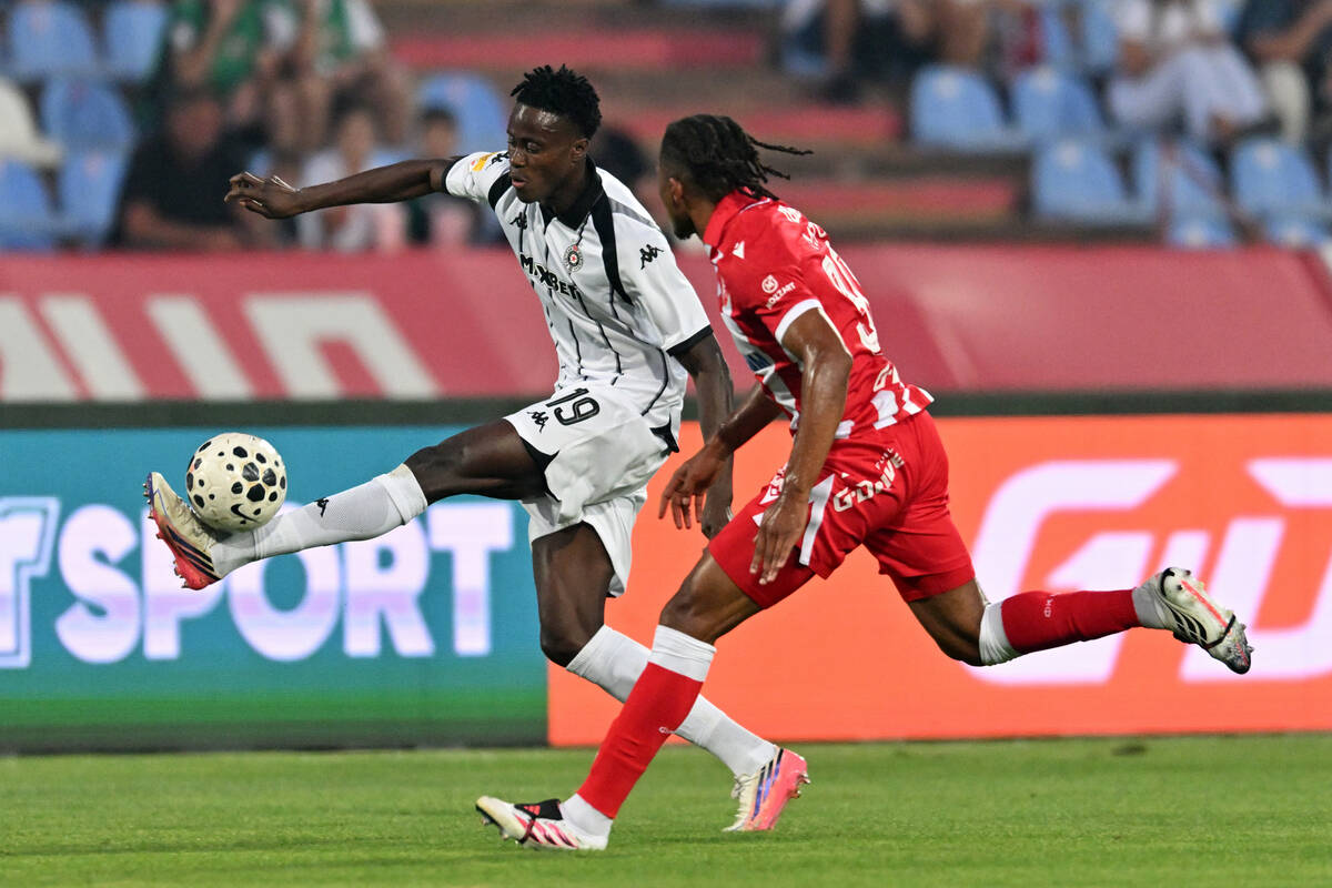 Fudbaler Partizana Demba Sek.