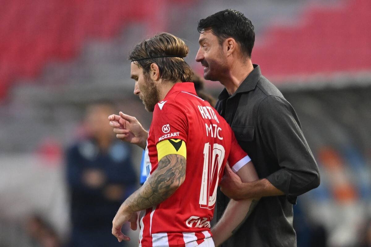 Albert Rijera daje instrukcije Aleksandru Kataiju na Zvezda Mladost Lučani