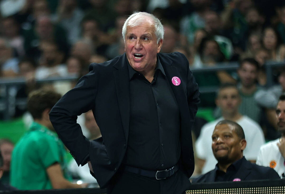 Željko Obradović u crnom odelu s leđima na bokovima.