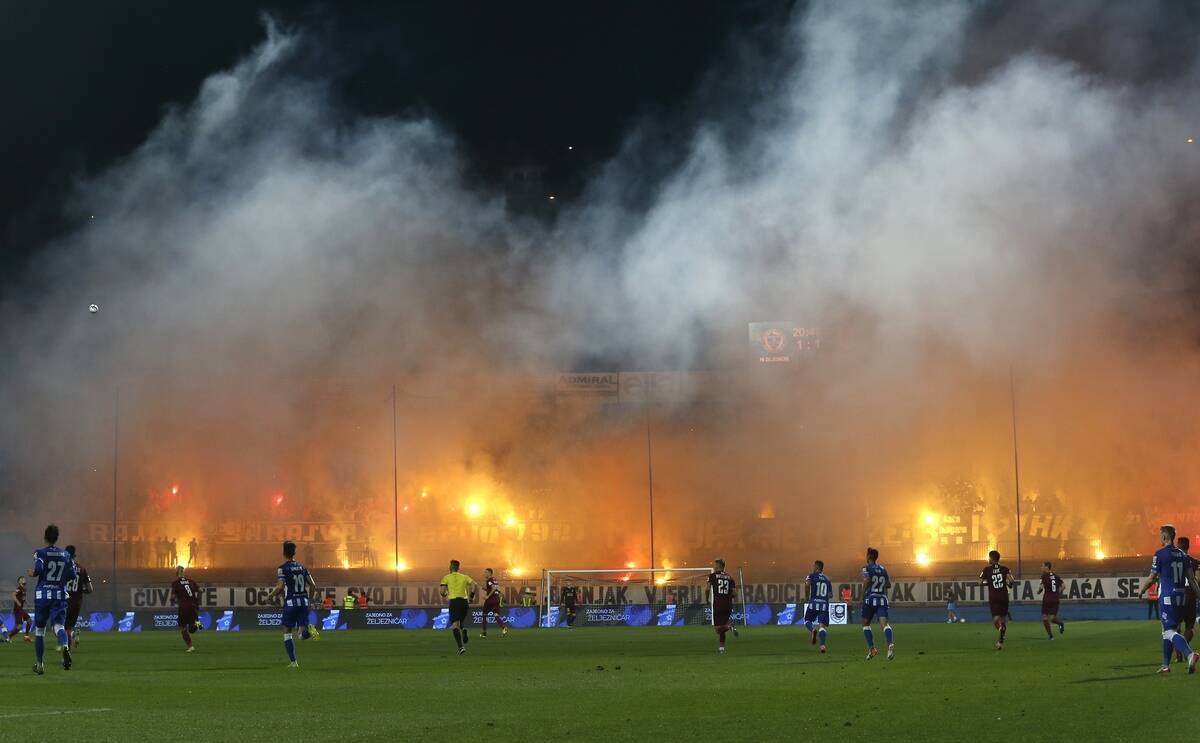 Navijači Željezničara pale baklje na Grbavici