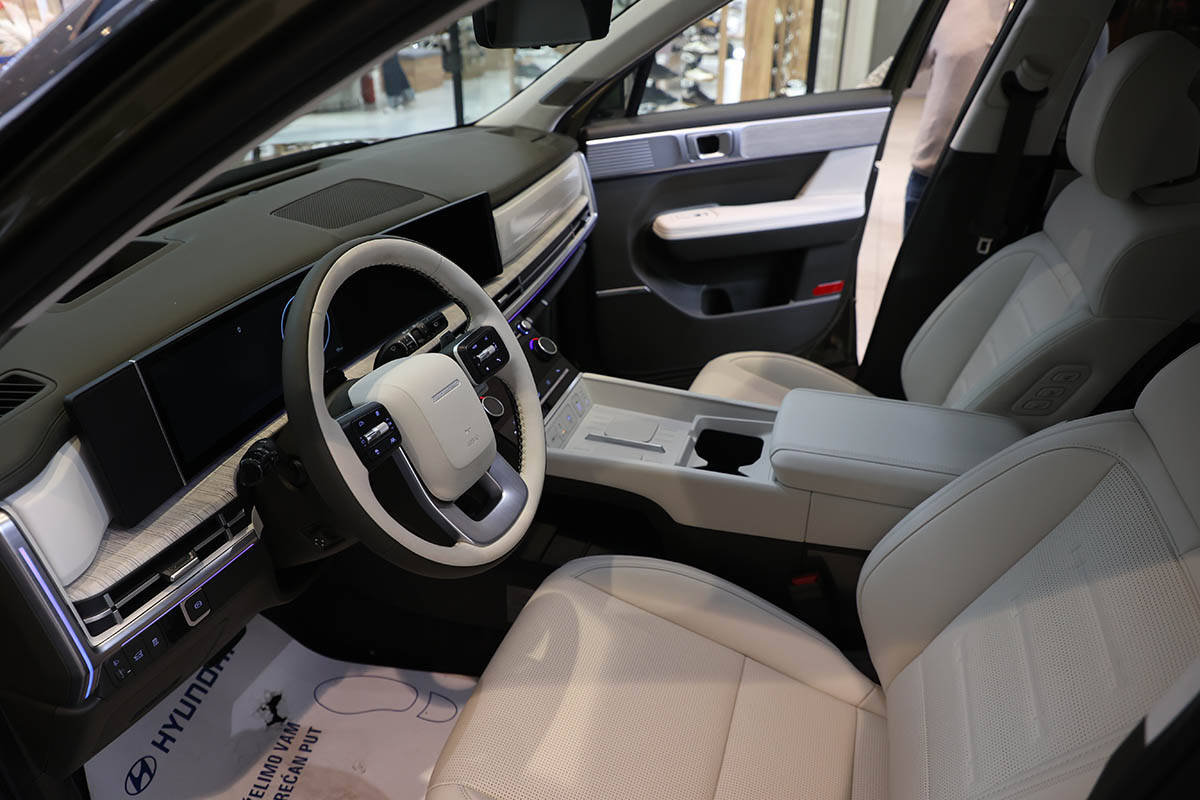Hyundai Santa Fe 2.jpg