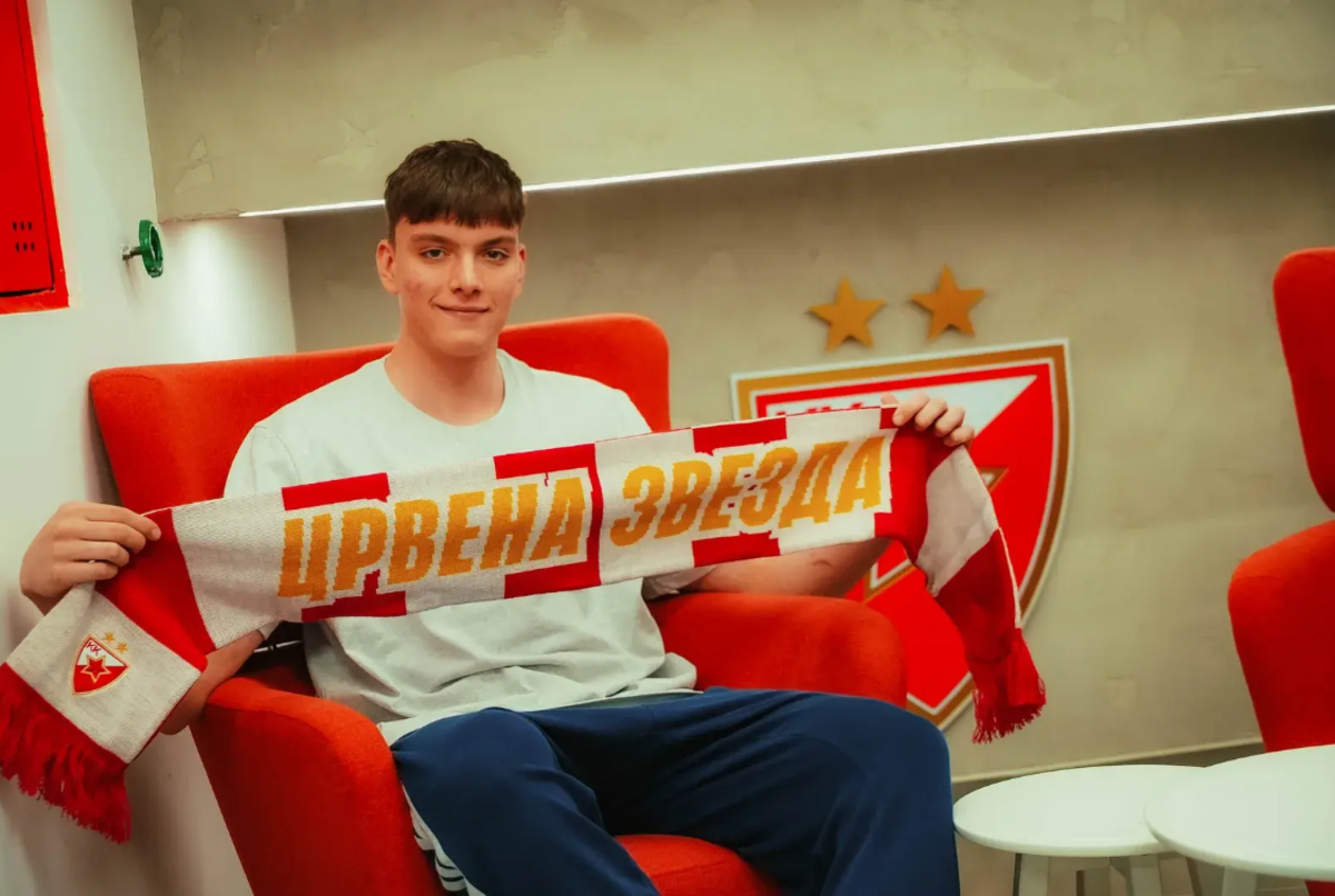 Luka Živojinović tokom potpisivanja ugovora u prostorijama KK Crvena zvezda