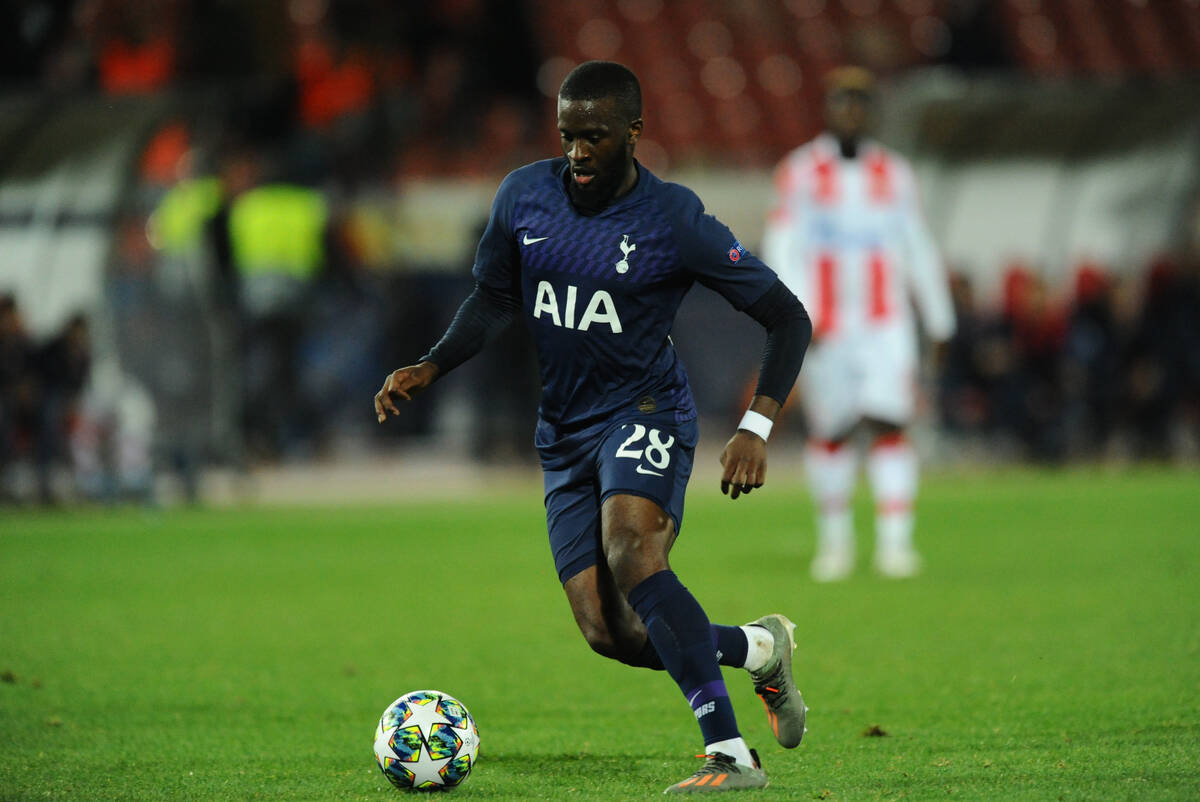 Bivši fudbaler Totenhema Tangi Ndombele protiv Crvene zvezde.