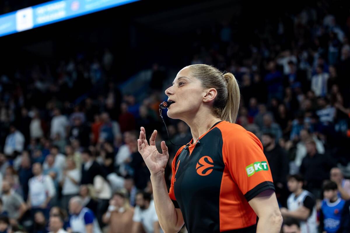Vasiliki Caruha deli pravdu u evroligaškom meču u Istanbulu