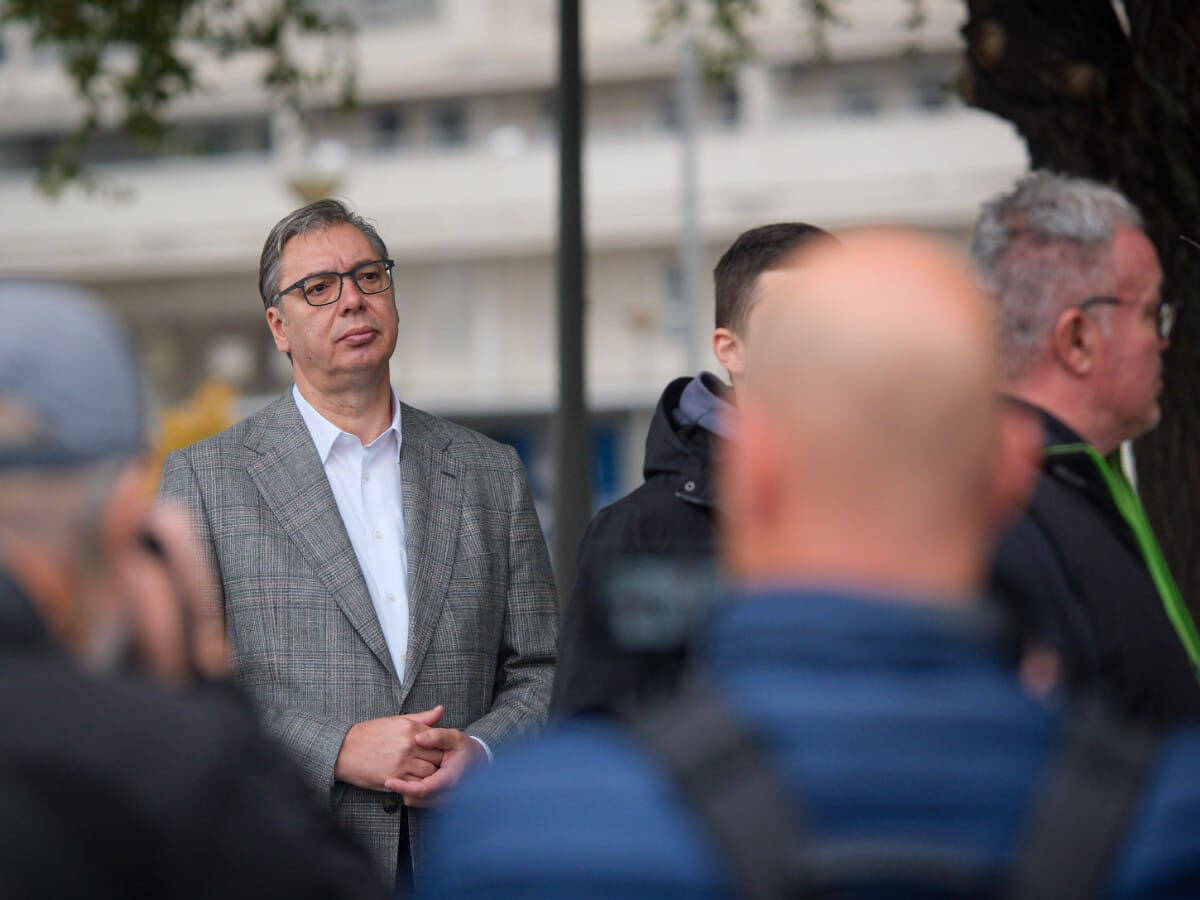 Aleksandar Vučić u redu za glasanje (1).jpg