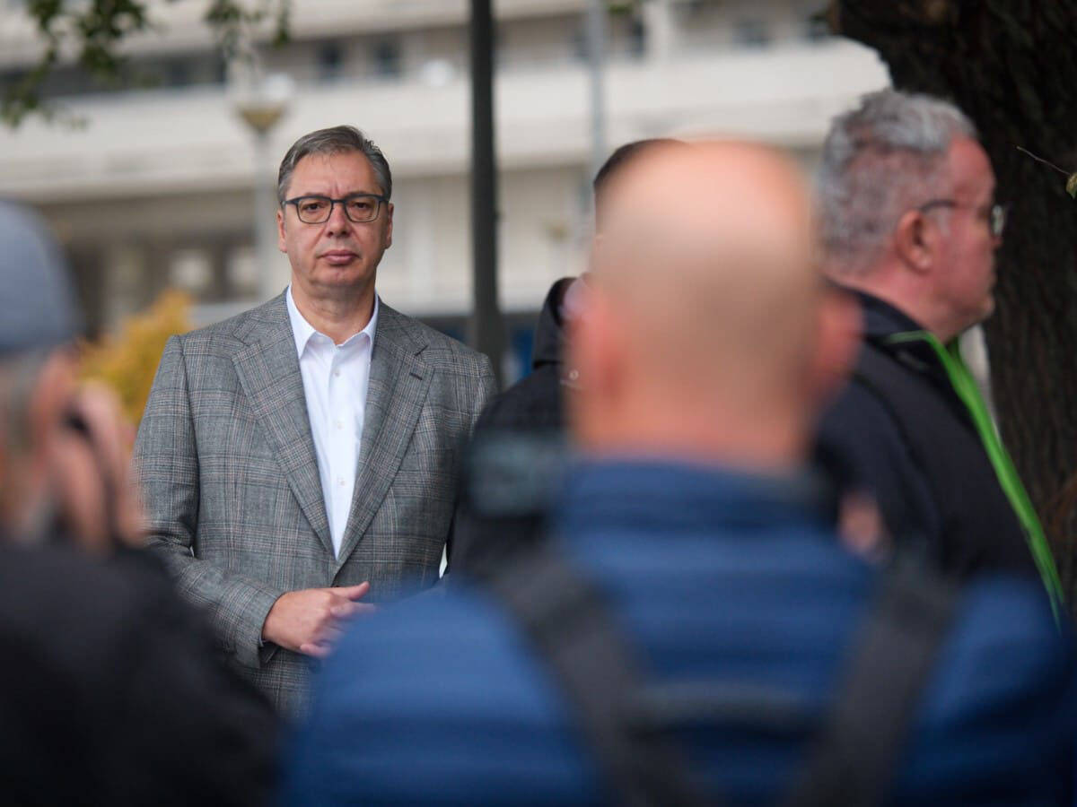 Aleksandar Vučić u redu za glasanje (1).jpg
