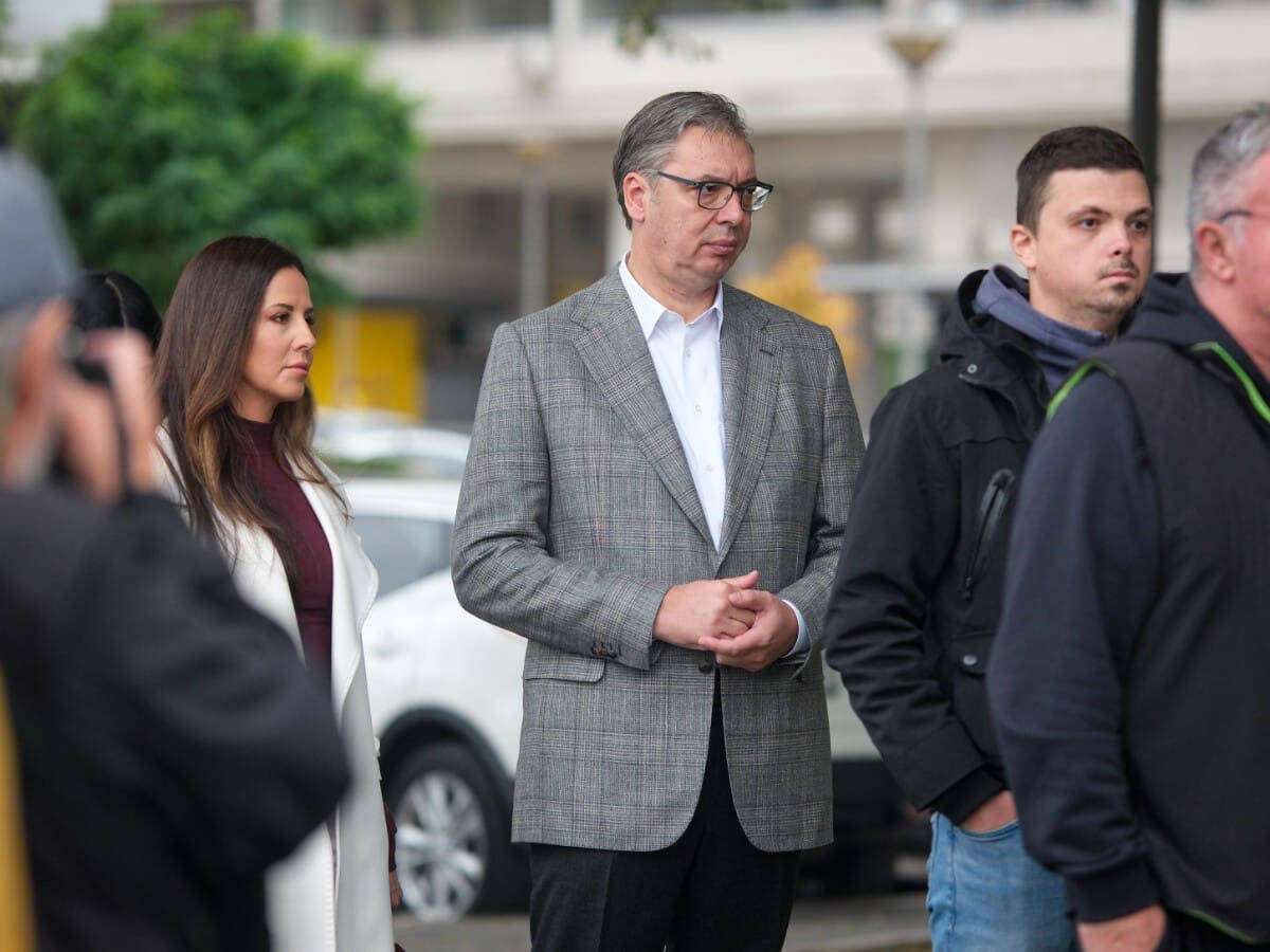 Aleksandar Vučić u redu za glasanje (1).jpg