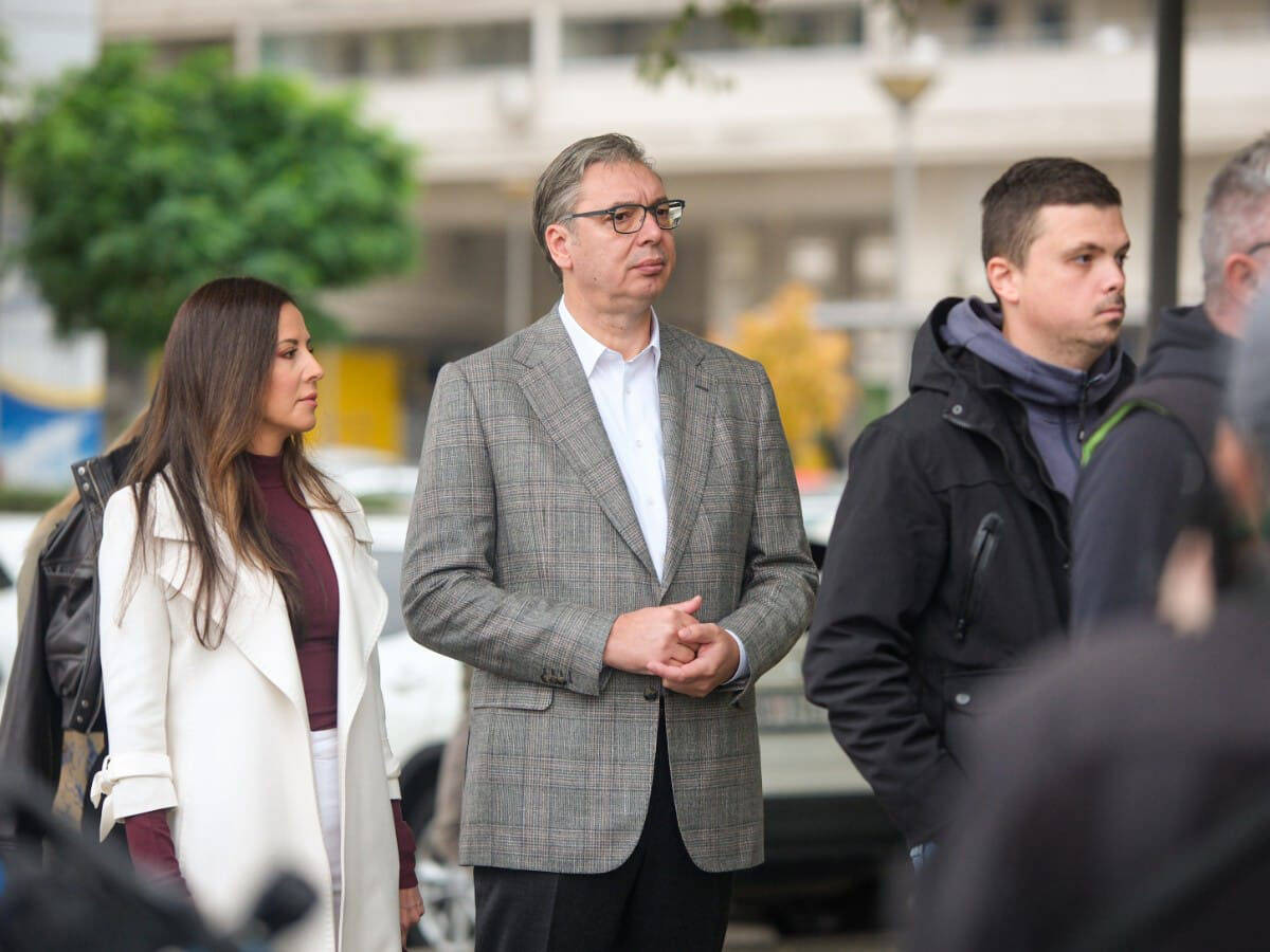 Aleksandar Vučić u redu za glasanje (1).jpg