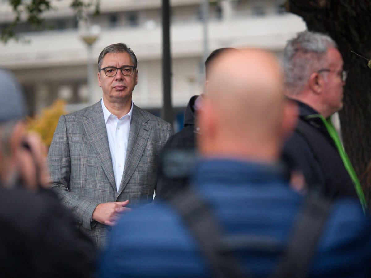 Aleksandar Vučić u redu za glasanje (1).jpg