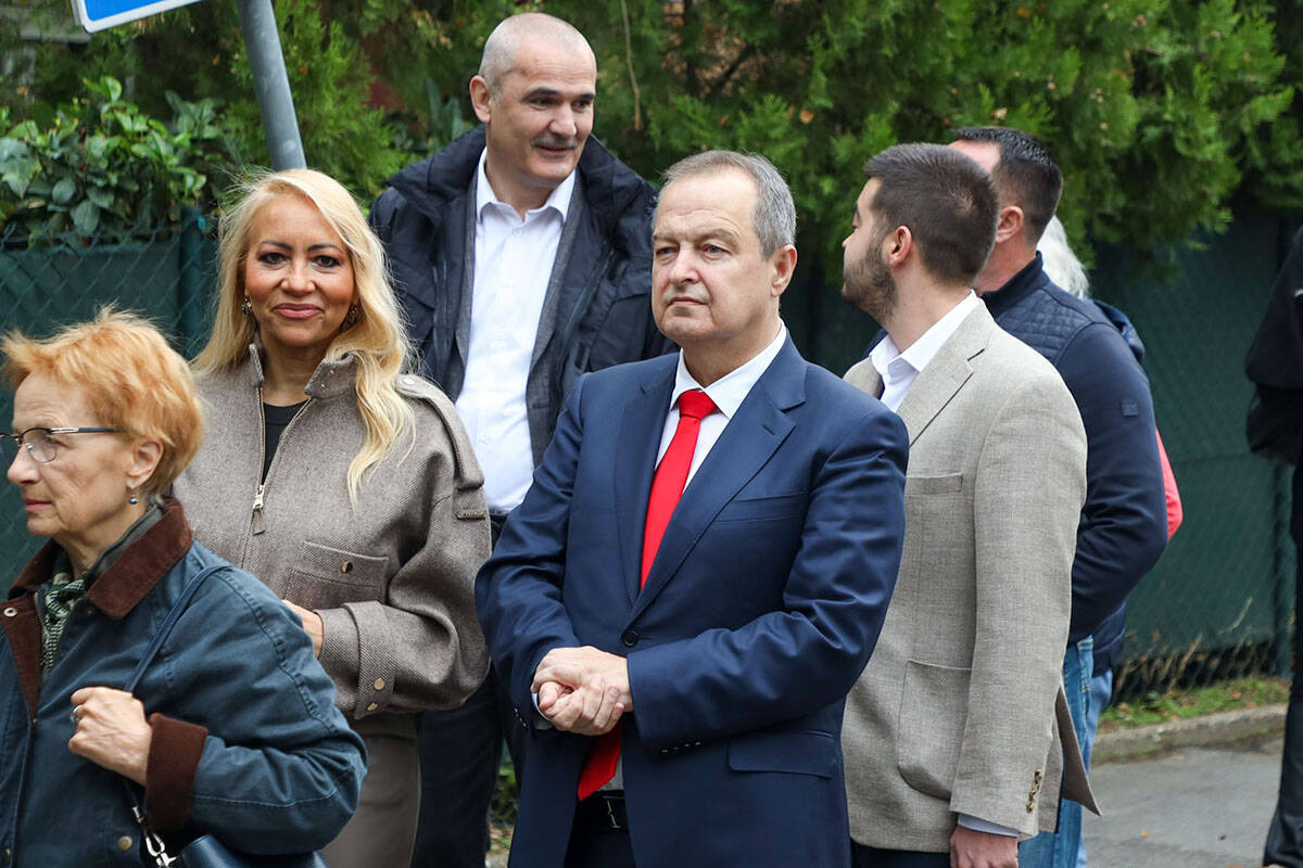Ivica Dačić u redu za glasanje (1).jpg