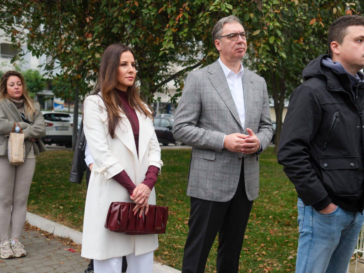 Tamara Vučić i Aleksandar Vučić u redu za glasanje (1).jpg