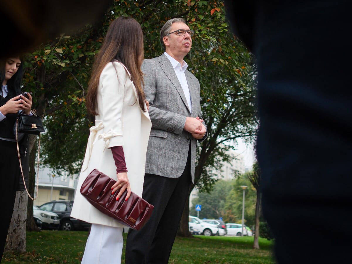 Tamara Vučić i Aleksandar Vučić u redu za glasanje (1).jpg