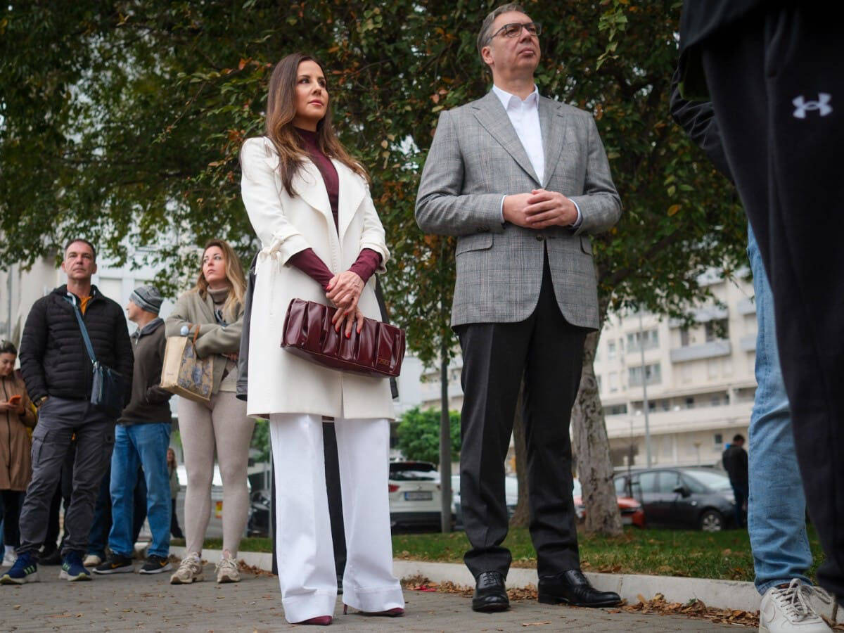 Tamara Vučić i Aleksandar Vučić u redu za glasanje (1).jpg