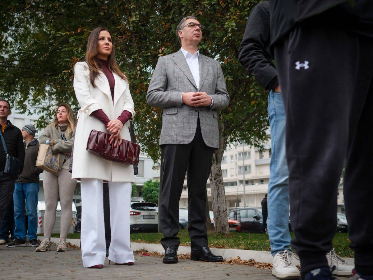 Tamara Vučić i Aleksandar Vučić u redu za glasanje (1).jpg