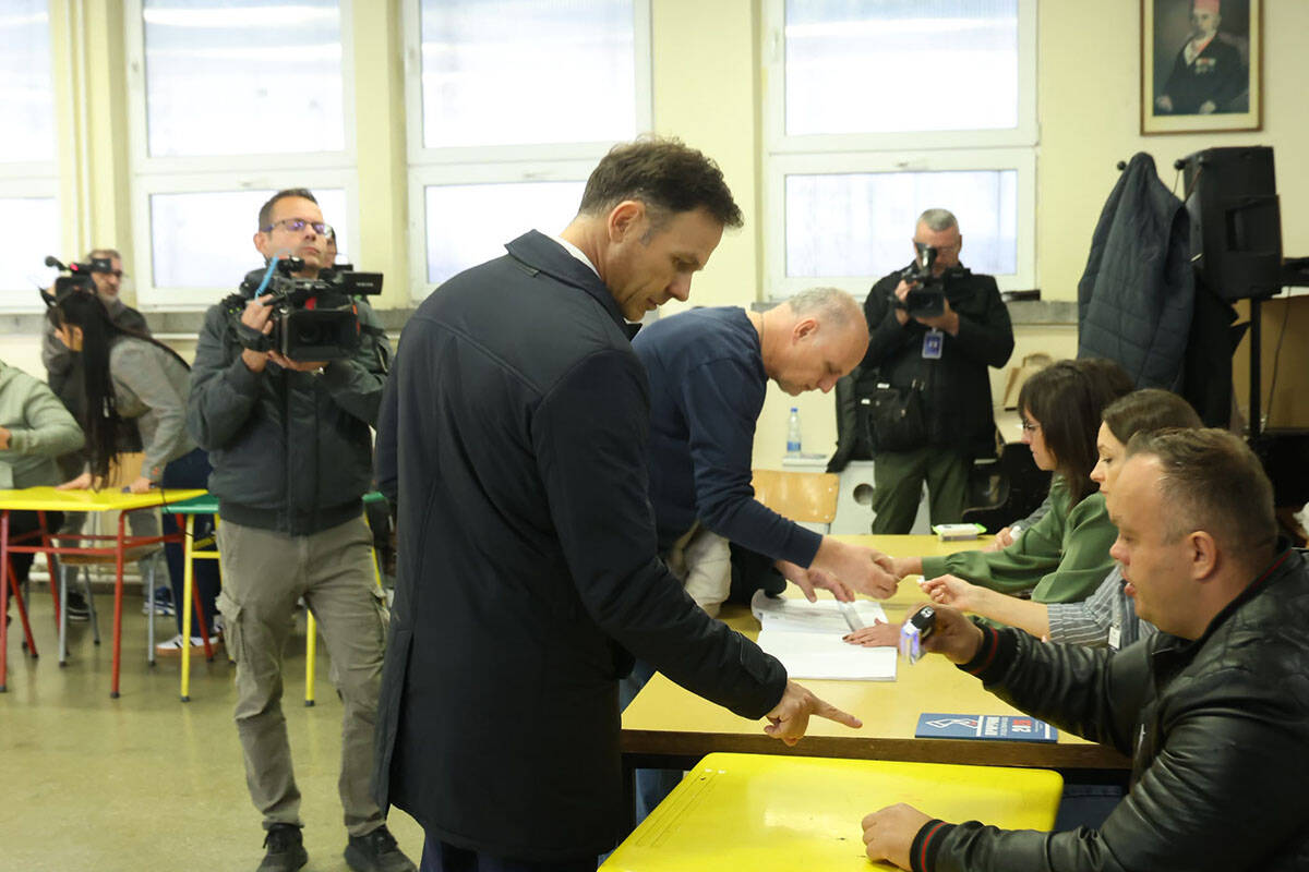 Siniša Mali na glasanju (1).jpg