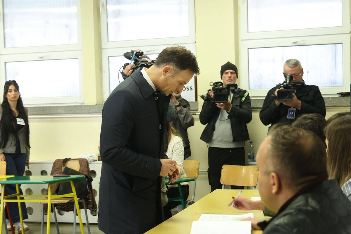 Siniša Mali na glasanju (1).jpg