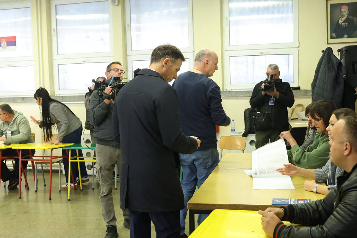 Siniša Mali na glasanju (1).jpg