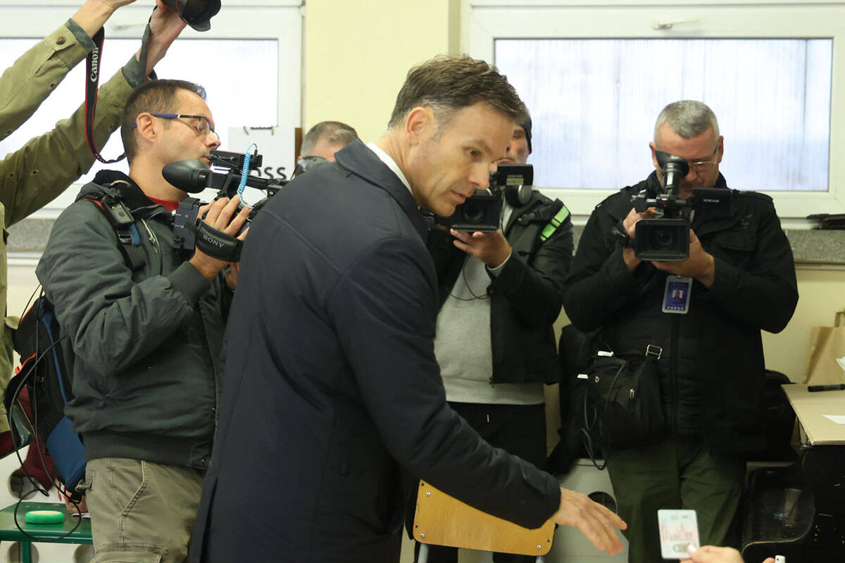 Siniša Mali na glasanju (1).jpg