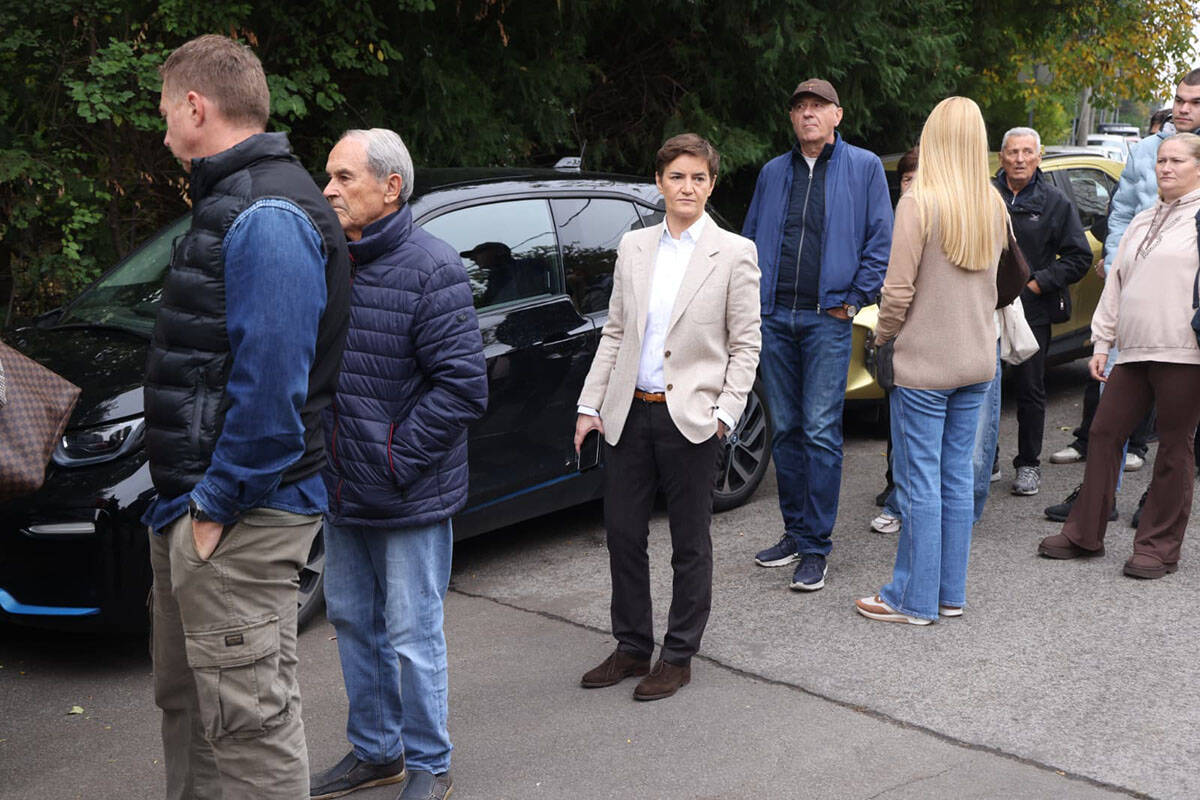Ana Brnabić u redu za glasanje (2).jpg