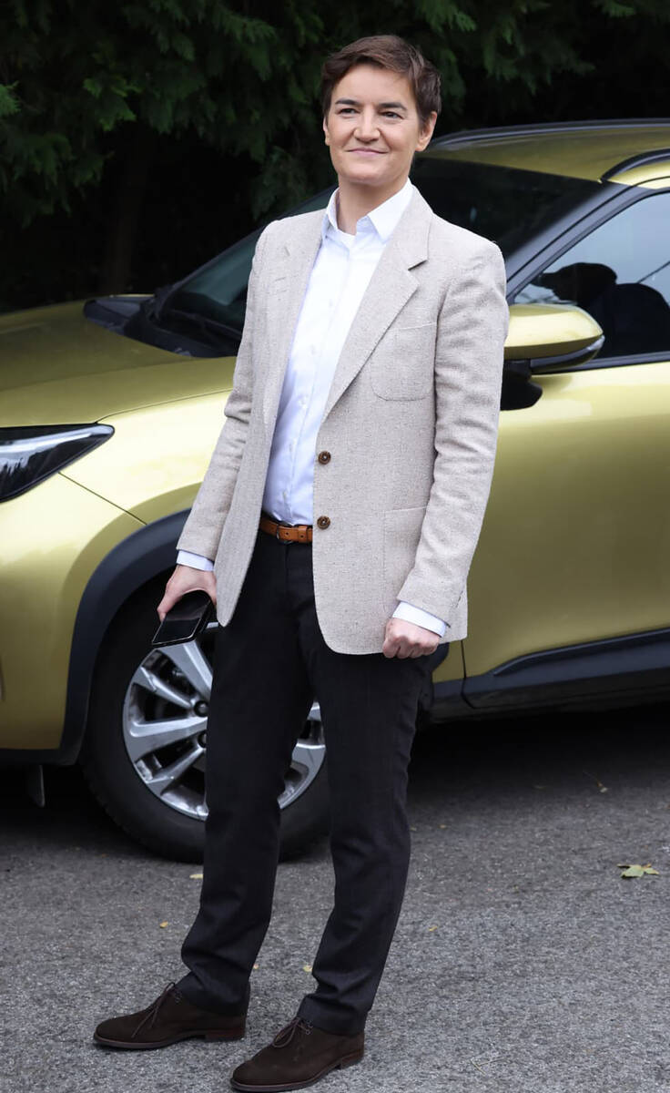 Ana Brnabić u redu za glasanje (2).jpg