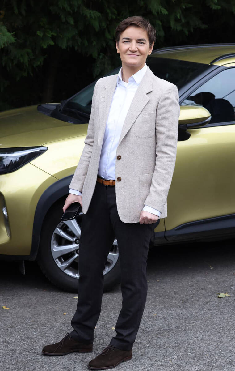 Ana Brnabić u redu za glasanje (2).jpg