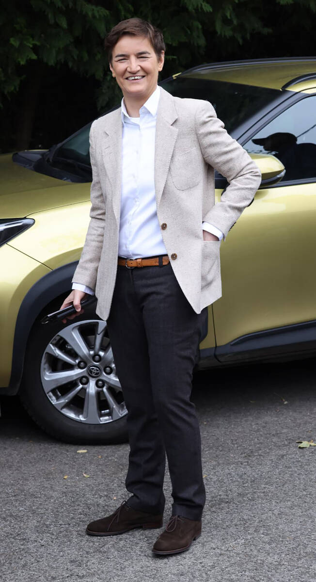 Ana Brnabić u redu za glasanje (2).jpg