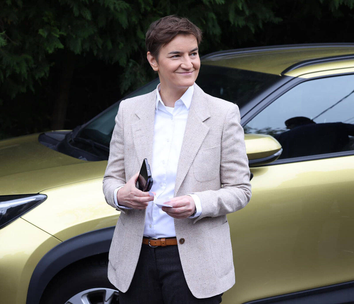 Ana Brnabić u redu za glasanje (2).jpg