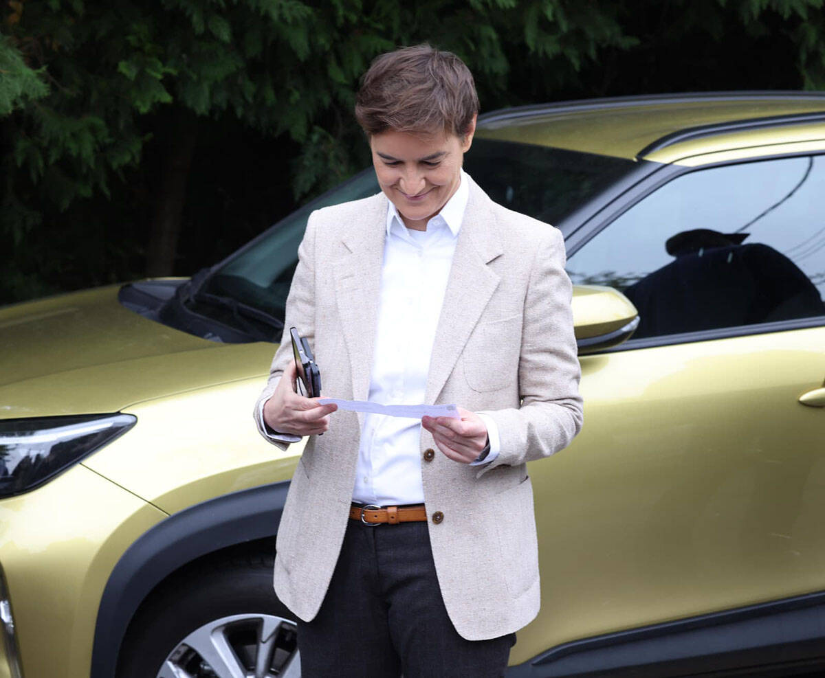 Ana Brnabić u redu za glasanje (2).jpg
