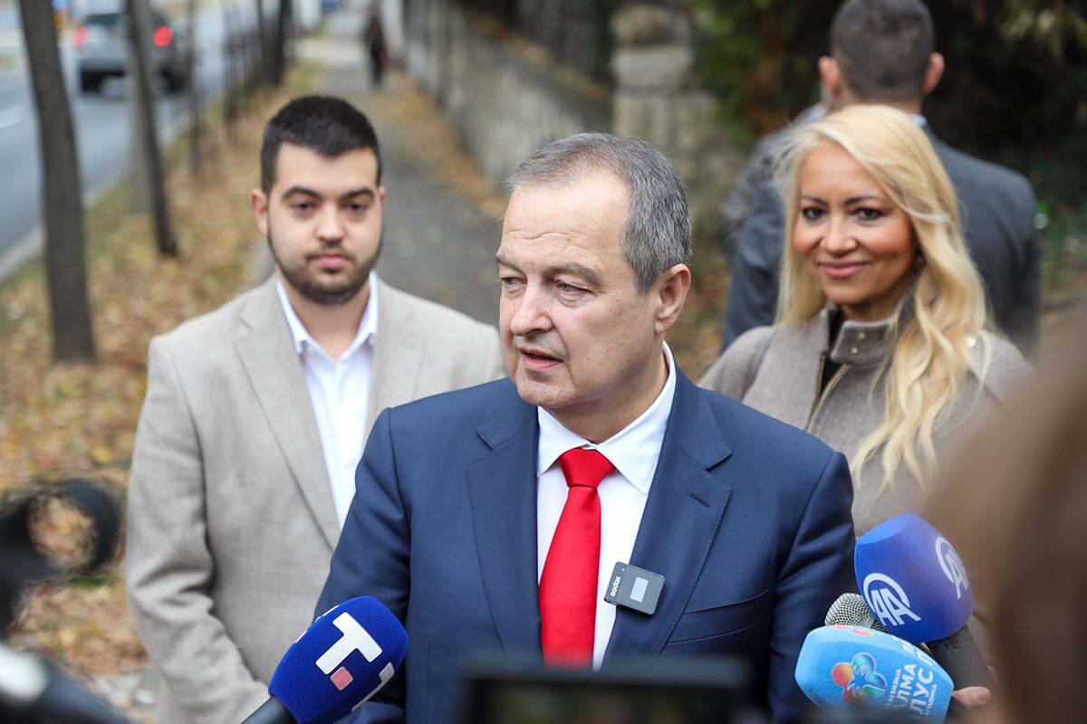 Ivica Dačić glasao (7).jpg