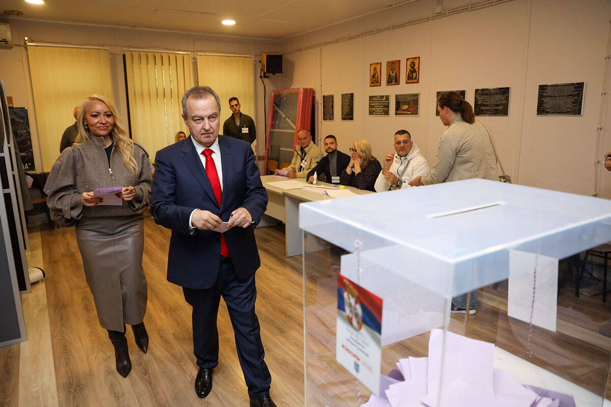 Ivica Dačić glasao (7).jpg