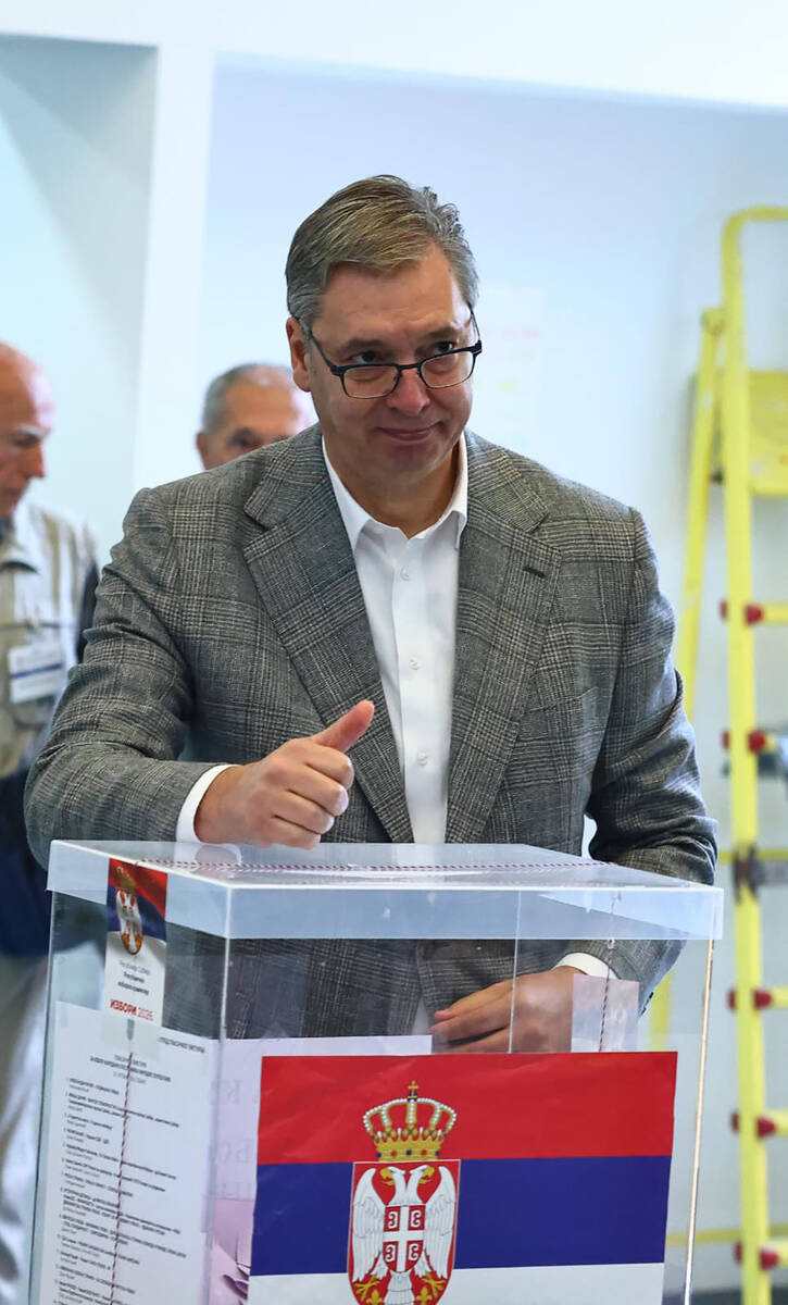 Aleksandar Vučić glasao sa suprugom (1).jpg