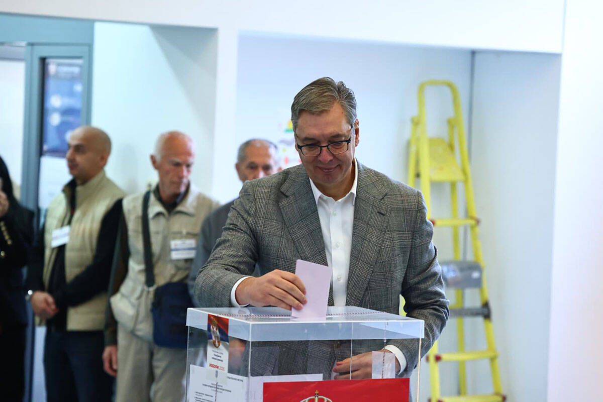 Aleksandar Vučić glasao sa suprugom (1).jpg