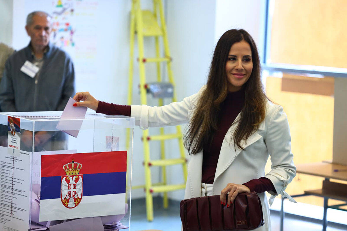 Aleksandar Vučić glasao sa suprugom (1).jpg