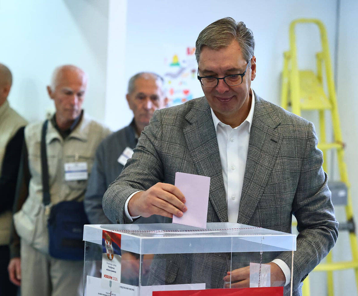 Aleksandar Vučić glasao sa suprugomj (1).jpg