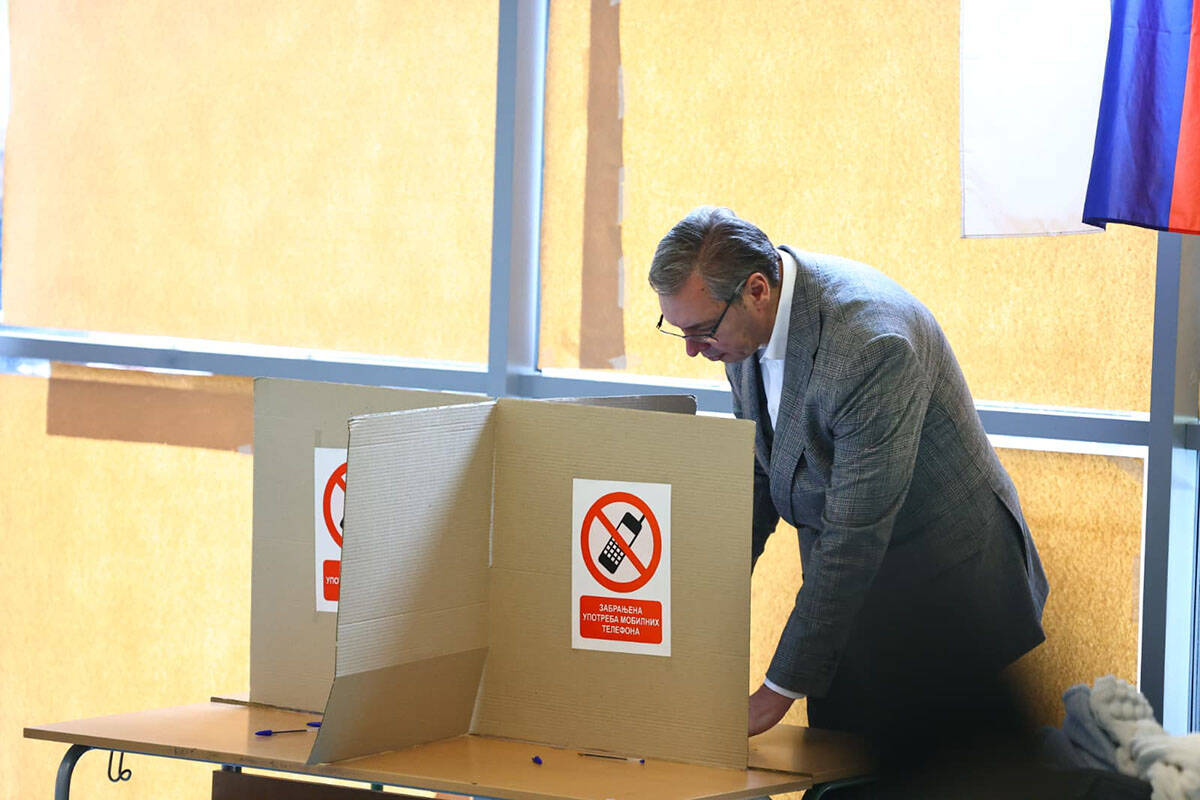 Aleksandar Vučić glasao sa suprugomj (1).jpg