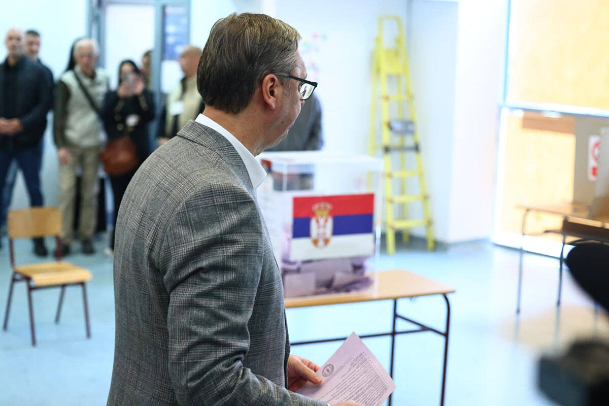 Aleksandar Vučić glasao sa suprugomj (1).jpg