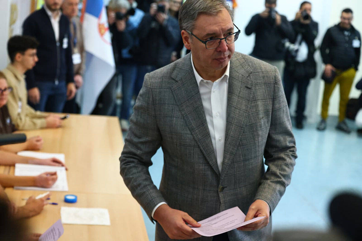 Aleksandar Vučić glasao sa suprugomj (1).jpg