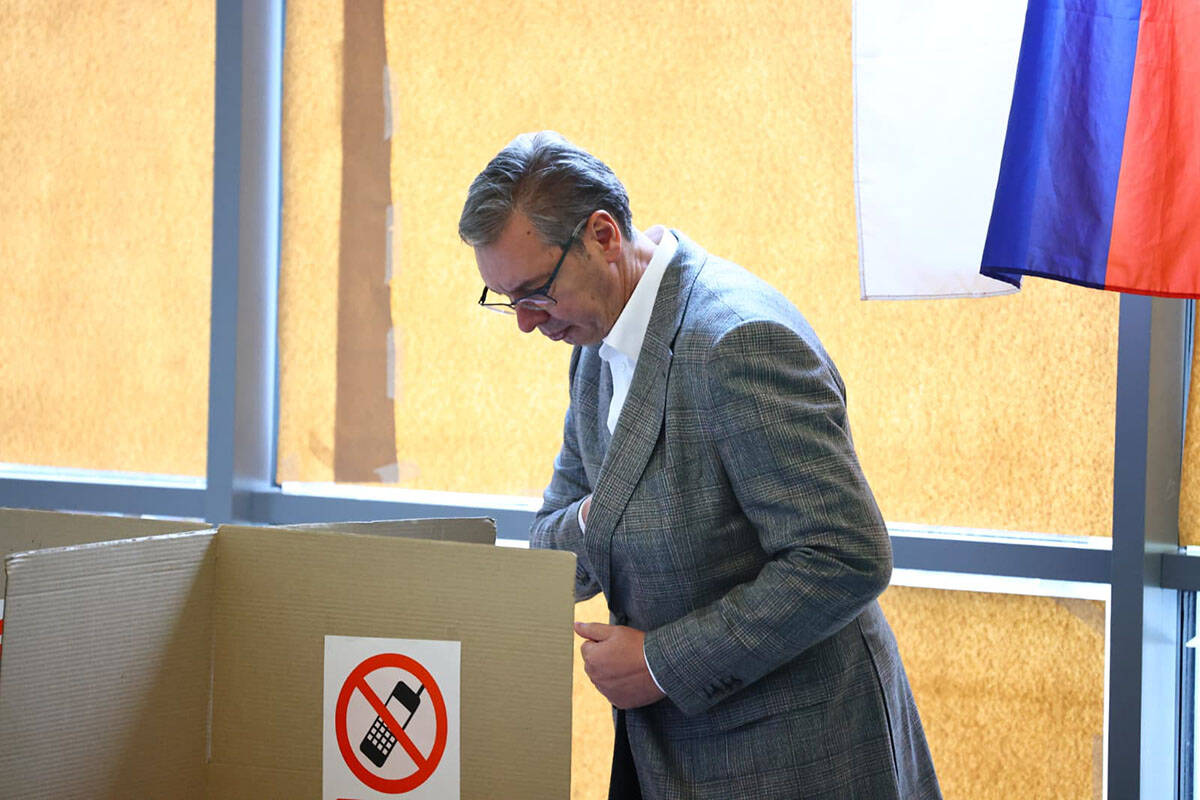 Aleksandar Vučić glasao sa suprugomj (1).jpg