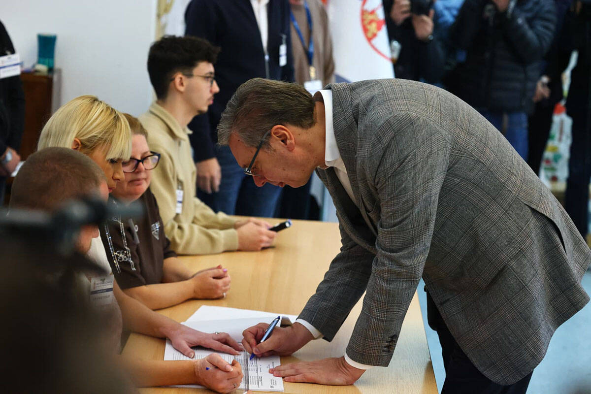 Aleksandar Vučić glasao sa suprugomj (1).jpg