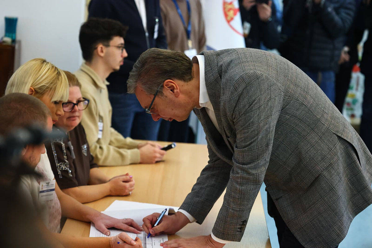 Aleksandar Vučić glasao sa suprugomj (1).jpg