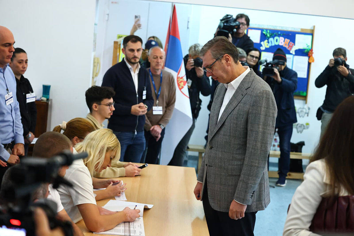 Aleksandar Vučić glasao sa suprugomj (1).jpg