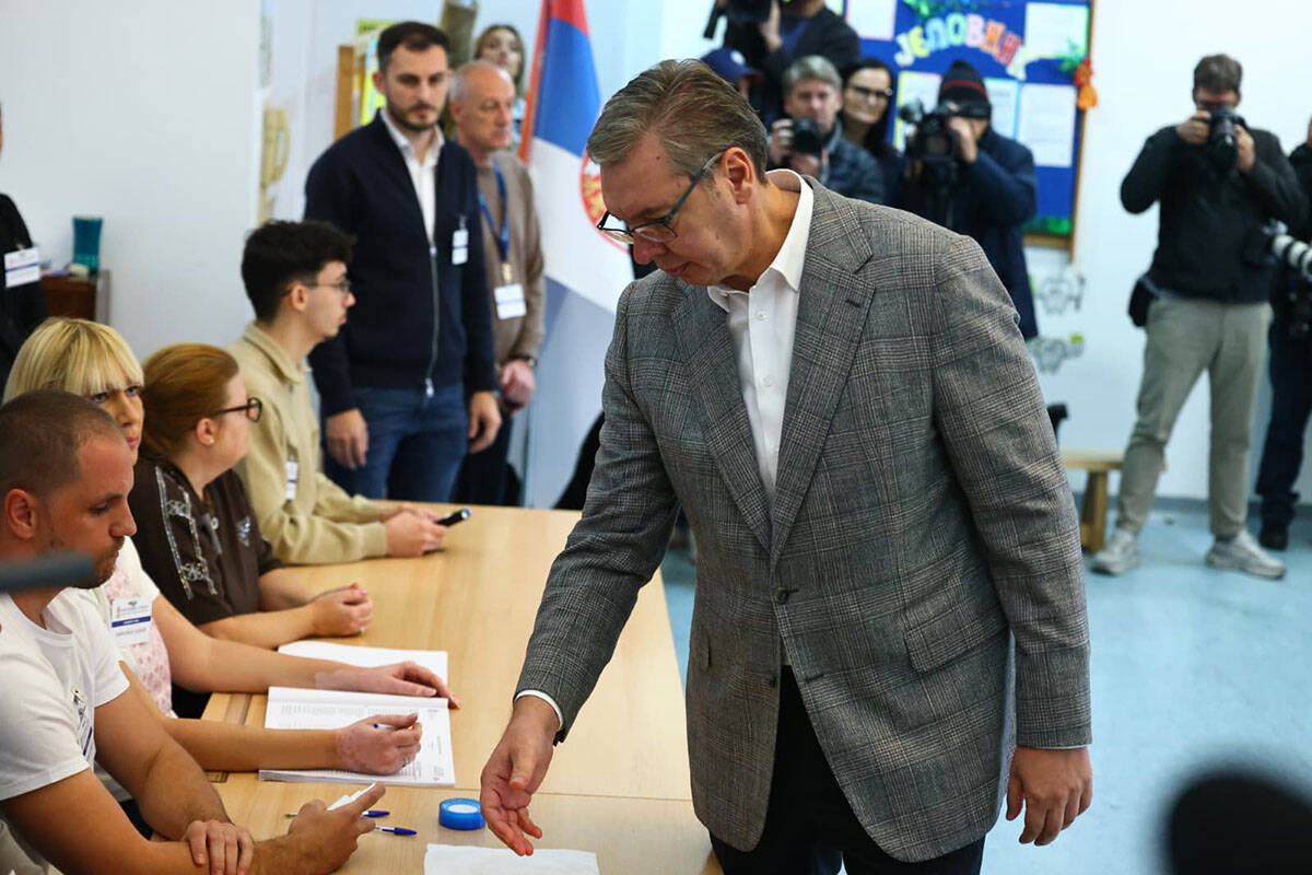 Aleksandar Vučić glasao sa suprugomj (1).jpg
