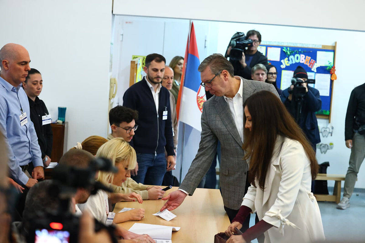 Aleksandar Vučić glasao sa suprugomj (1).jpg