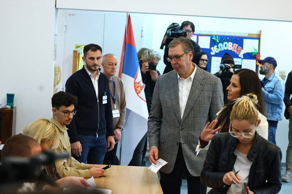Aleksandar Vučić glasao sa suprugomj (1).jpg