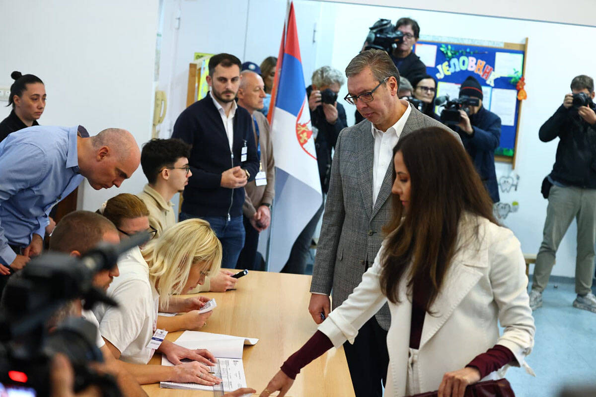 Aleksandar Vučić glasao sa suprugomj (1).jpg