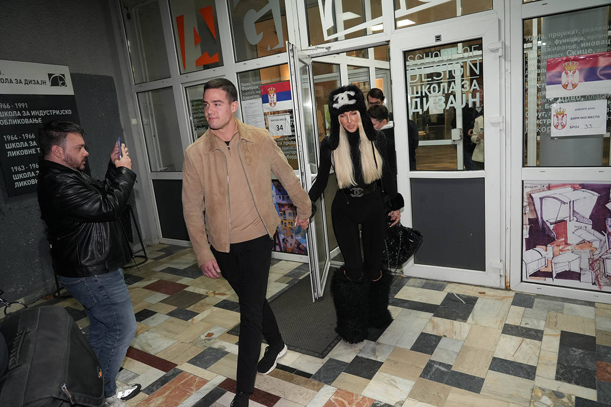 Jelena Karleuša sa dečkom na glasanju (1).jpg