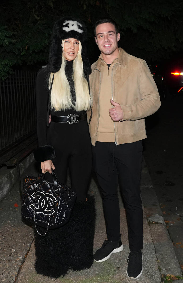 Jelena Karleuša sa dečkom na glasanju (1).jpg